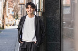 ビジネスシーンに使える！"今どきスーツ"に似合う「白Tシャツ」5選