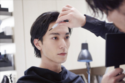 【メンズメイク】〈ファイブイズム バイ スリー〉で実践！ 身だしなみとしての“ステルスメイク”と、1日限りのヘアカラーチェンジ！